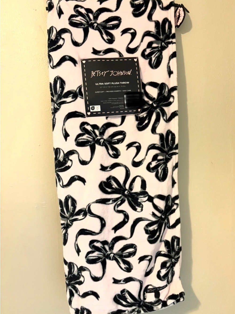 Betsey Johnson Pink & Black Ribbon Bow Ultra Soft Plush Throw Blanket NWT